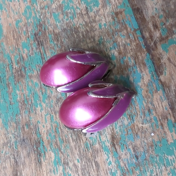 Vintage Magenta Pink Faux Pearl and Purple Enamel Clip-On Earrings - Picture 3 of 9
